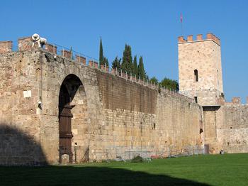 Mury miejskie w Pizie wybudowane w 1156 r.