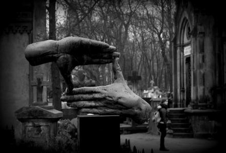 Rzeźba na grobie Krzysztofa Kieślowskiego