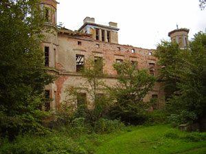 Pałac w Lubiechowie jeszcze w ruinie, przed 2010 rokiem