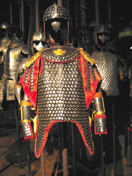 Zbroja husarska w typie wschodnim tzw. karacena, nawiązująca do mody na sarmatyzm. 