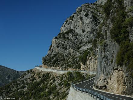 Nowiutka droga wiodąca z Kruji na wzgórze Sarisalltikut