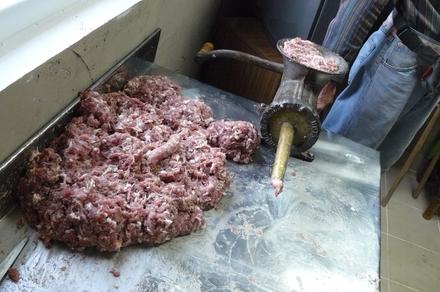 Połączone mięso wieprzowe i mielone, na maszynce specjalna nakładka do nabijania mięsa do jelita