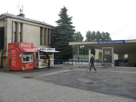 Grzybek (po lewej) działa od ponad 20 lat i był pierwszą budką sprzedającą bułki z pieczarkami w Bielsku, wciąż prowadzi go pani Zofia