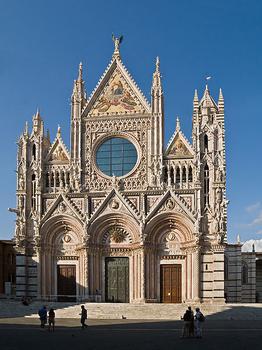 Niesamowicie zdobiony fronton Sieneńskiej Katedry.