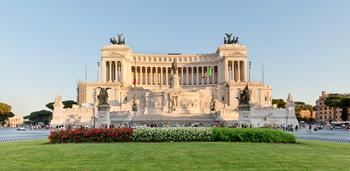 Ołtarz Ojczyzny, nawiązujący do starożytności monument wzniesiony przez Króla Wiktora Emmanuela w celu uczczenia zjednoczenia Włoch.